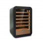 Vitrina de vino mini KVINUM con estantes de madera y puertas de cristal Horekus Vitrina de vino mini KVINUM con estantes de madera y puertas de cristal Horekus