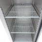 Congelador 700 litros en acero inoxidable con puerta de cristal, 3 estantes 2/1GN ajustables y ruedas Maxima Congelador 700 litros en acero inoxidable con puerta de cristal, 3 estantes 2/1GN ajustables y ruedas Maxima